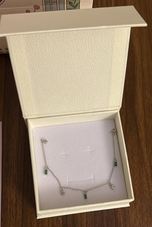 بوكس KARTZ ورد صناعي أحمر مع عقد فضه عيار 925