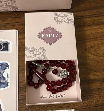 كيس KARTZ ورد صناعي أحمر مع مسبحه رجاليه