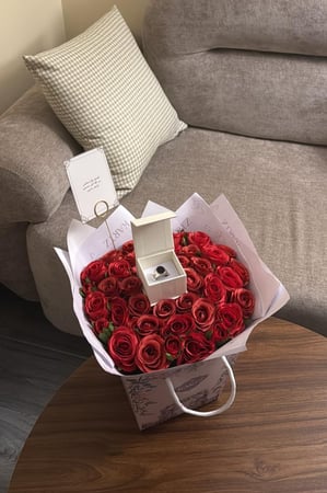 كيس KARTZ ورد صناعي أحمر مع خاتم رجالي ستانسل ستيل