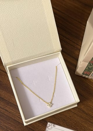 بوكس KARTZ ورد صناعي أحمر مع عقد فضه عيار 925