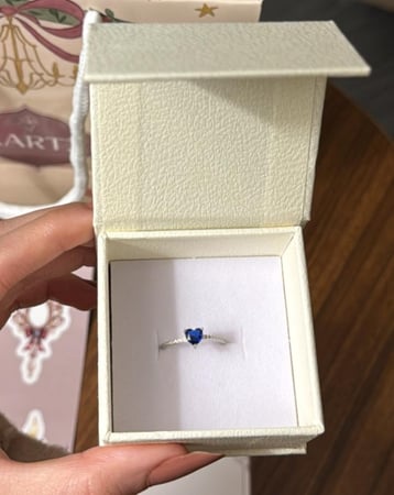 تنسيق KARTZ كيس ورد صناعي لون احمر توليب وشقائق النعمان مع خاتم فضه عيار 925