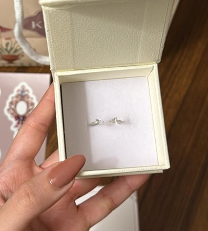 تنسيق KARTZ كيس ورد صناعي ألوان البيج مع خاتم فضه عيار 925