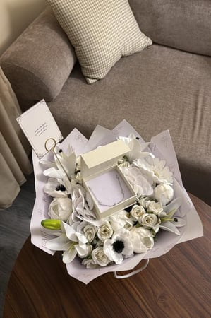 كيس KARTZ ورد صناعي يحتوي أكثر من نوع ورد لون أبيض مع عقد فضه عيار 925