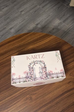بوكس KARTZ ورد صناعي جوري أبيض مع عقد فضه عيار 925