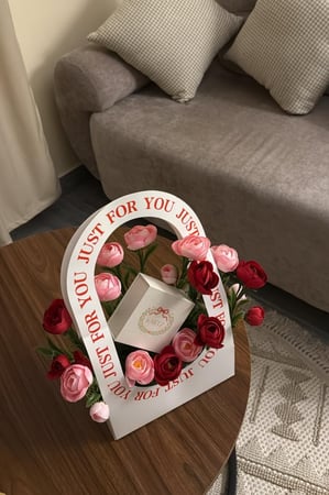 تنسيق KARTZ كيس ورد صناعي لون بنك وأحمر مع عقد فضه عيار 925