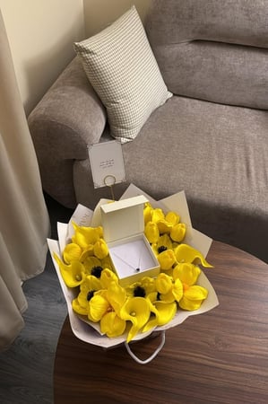 كيس KARTZ ورد صناعي يحتوي أكثر من نوع ورد لون أصفر مع عقد فضه عيار 925