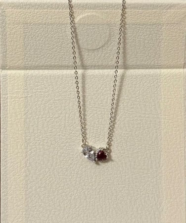 كيس KARTZ ورد صناعي يحتوي أكثر من نوع ورد لون أبيض مع عقد فضه عيار 925