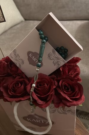 كيس KARTZ ورد صناعي أحمر مع مسبحه رجاليه