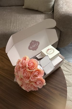 بوكس KARTZ ورد صناعي بنك مع عقد فضه عيار 925