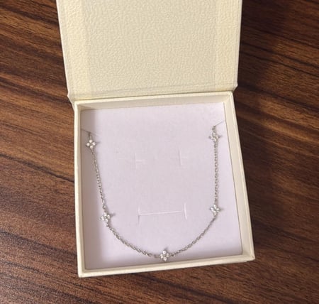 كيس KARTZ ورد صناعي هيدرنجا لون أزرق مع عقد فضه عيار 925