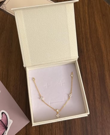 تنسيق KARTZ كيس ورد صناعي لون بنك وأحمر مع عقد فضه عيار 925