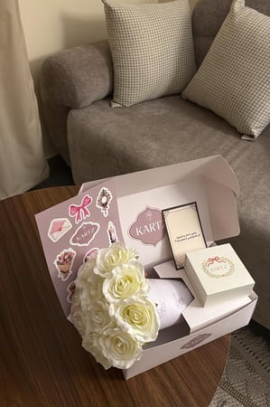 بوكس KARTZ ورد صناعي جوري أبيض مع عقد فضه عيار 925