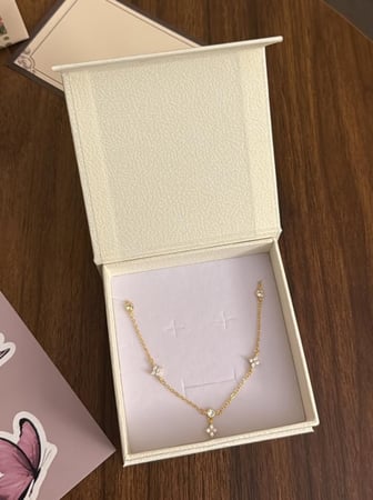 كيس KARTZ ورد صناعي يحتوي أكثر من نوع ورد لون أصفر مع عقد فضه عيار 925