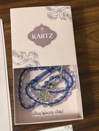 بوكس KARTZ ورد صناعي  أبيض مع مسبحه