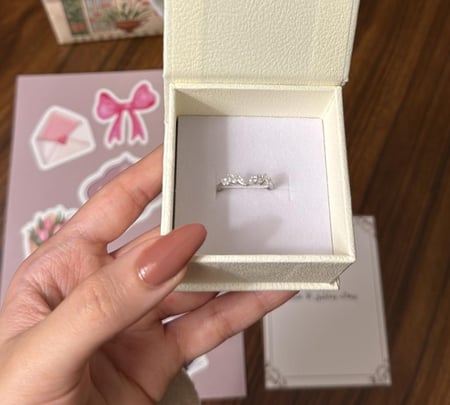 كيس KARTZ ورد صناعي يحتوي أكثر من نوع ورد لون بنك مع خاتم فضه عيار 925