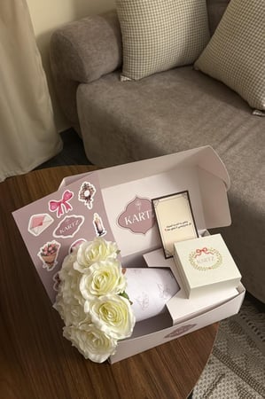 بوكس KARTZ ورد صناعي جوري أبيض مع عقد فضه عيار 925