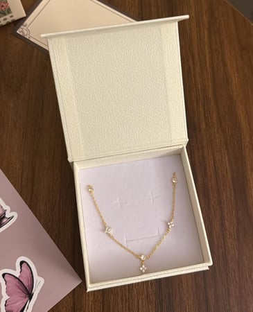 كيس KARTZ ورد صناعي يحتوي أكثر من نوع ورد لون أحمر مع عقد فضه عيار 925