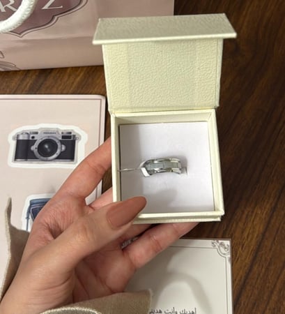 كيس KARTZ ورد صناعي أحمر مع خاتم رجالي ستانسل ستيل