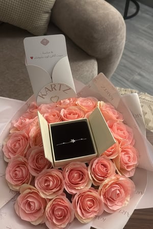 كيس KARTZ ورد صناعي لون بنك مع أسوارة فضه عيار 925 مطلي روديوم