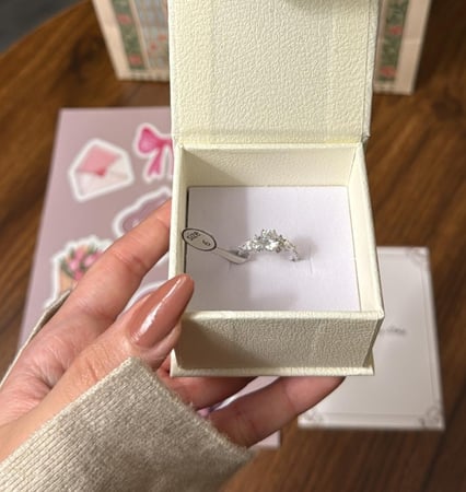 بوكس KARTZ ورد صناعي مع خاتم نسائي فضه عيار 925