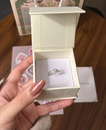 تنسيق KARTZ كيس ورد صناعي جوري أحمر مع خاتم فضه عيار 925