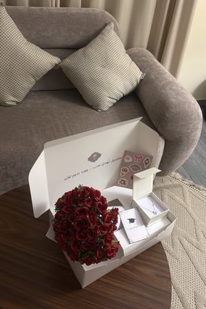 بوكس KARTZ ورد صناعي بنش أحمر مع سلسال فضه عيار 925 مطلي روديوم