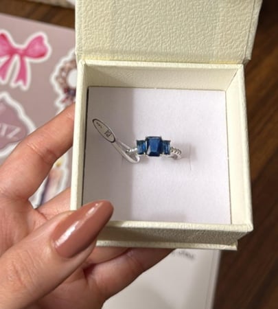 بوكس KARTZ ورد صناعي مع خاتم نسائي فضه عيار 925