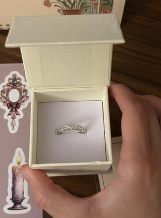 كيس KARTZ ورد صناعي أحمر مع خاتم فضه عيار 925