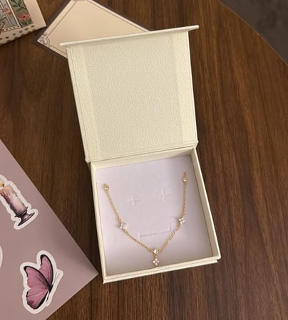 تنسيق KARTZ كيس ورد صناعي لون زهري مع عقد فضه عيار 925