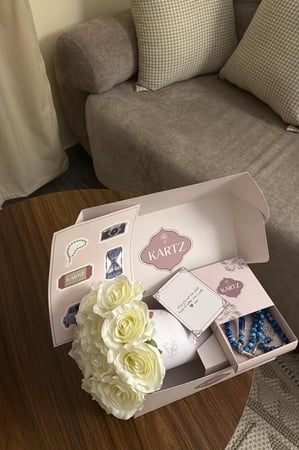 بوكس KARTZ ورد صناعي  أبيض مع مسبحه