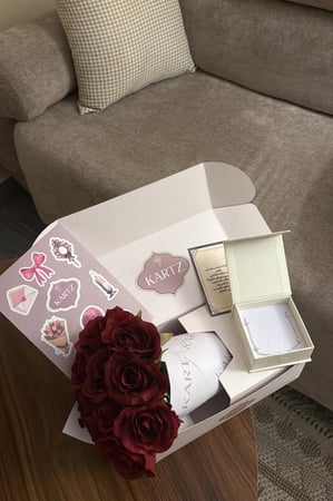 بوكس KARTZ ورد صناعي أحمر مع عقد فضه عيار 925