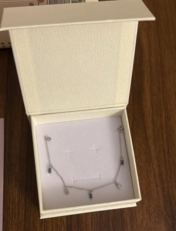 كيس KARTZ ورد صناعي يحتوي أكثر من نوع ورد لون أصفر مع عقد فضه عيار 925