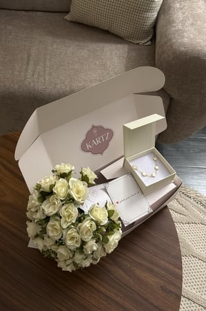 بوكس KARTZ ورد صناعي بنش جوري مع أسوارة فضه عيار 925