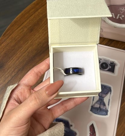 بوكس KARAZ ورد صناعي أبيض مع خاتم رجالي