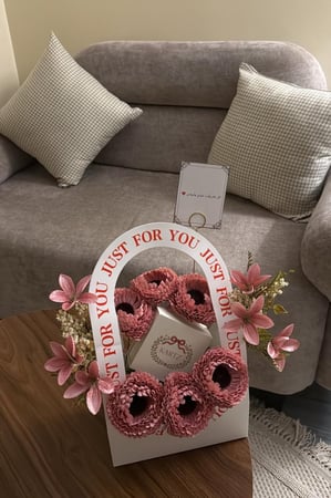 تنسيق KARTZ كيس ورد صناعي لون زهري مع عقد فضه عيار 925