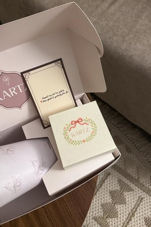 بوكس KARTZ ورد صناعي جوري أبيض مع عقد فضه عيار 925