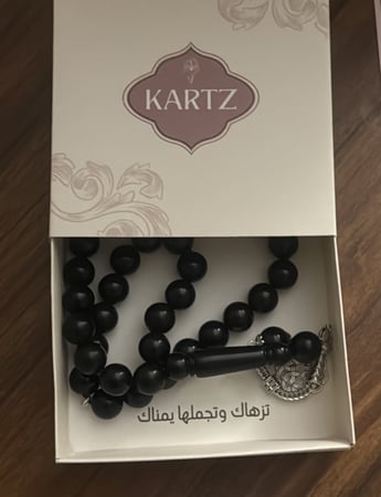 بوكس KARTZ ورد صناعي جوري أبيض مع مسبحه