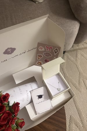 بوكس KARTZ ورد صناعي بنش أحمر مع سلسال فضه عيار 925 مطلي روديوم