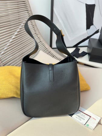 سان لوران  LE 5 À 7 HOBO