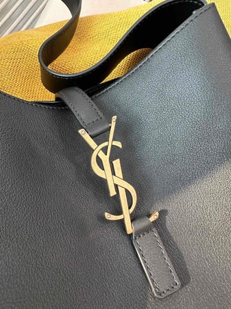 سان لوران  LE 5 À 7 HOBO