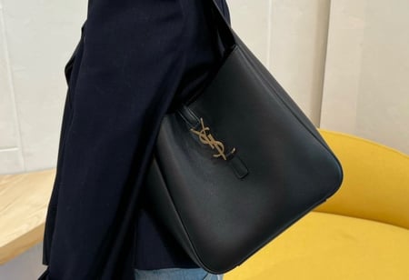 سان لوران  LE 5 À 7 HOBO