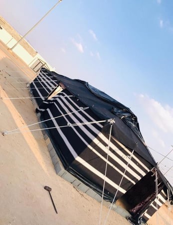 بيت شعر اسود