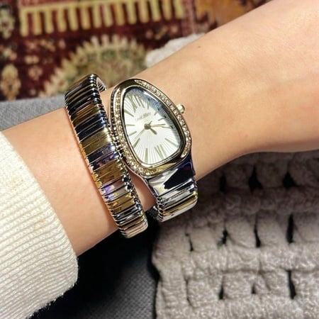 ساعة نسائية لفة باللون الفضي والذهبي