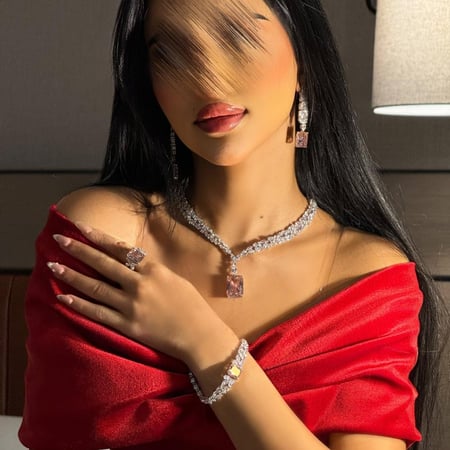 طقم زركون باللون الفضي والوردي بدقة الألماس