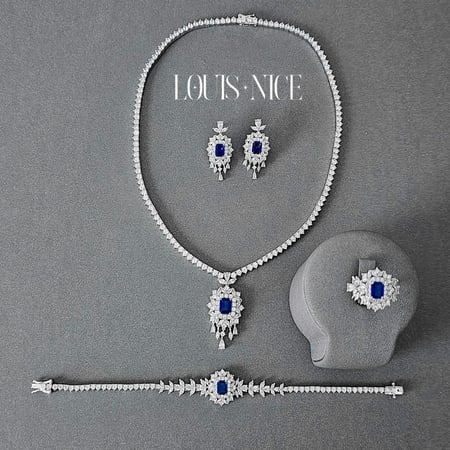 طقم زركون فضي وكحلي بإطار مميز