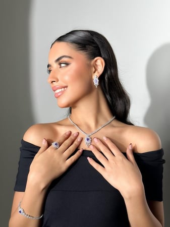 طقم زركون باللون الفضي والبنفسجي بدقة الألماس