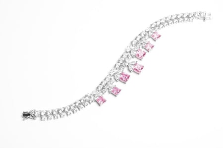 طقم زركون باللون الفضي والوردي بدقة الألماس