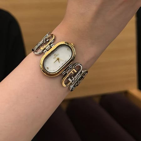 ساعة نسائية انيقة باللون الفضي والذهبي