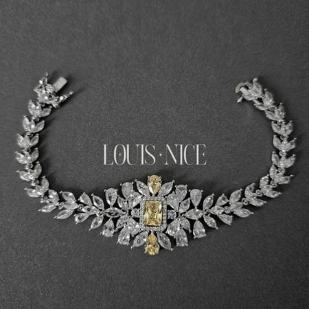 طقم زركون باللون الفضي والاصفر بدقة الألماس