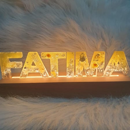 تصميم الاسم بالريزن مع قاعدة اضاءه خشبية